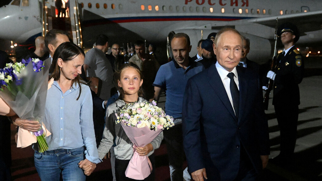 פוטין עם משפחת המהגרים ששוחררו בעסקת הענק פוטין עם משפחת המהגרים ששוחררו בעסקת הענק