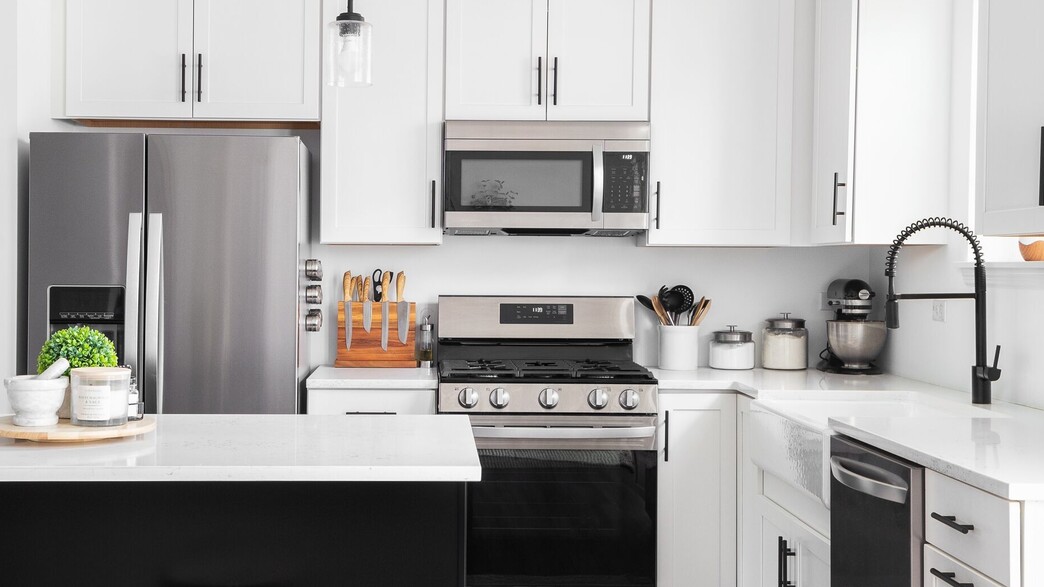 מטבח קטן לבן פרקט