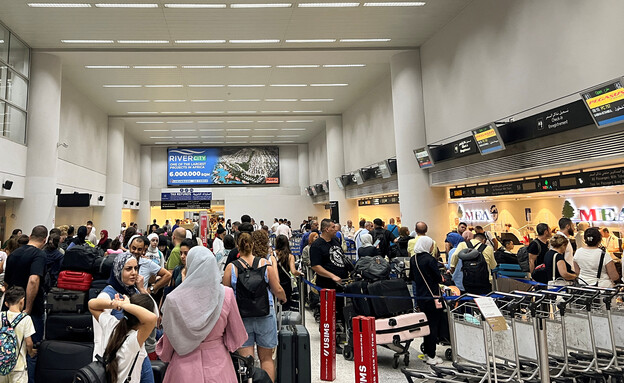 עומס בנמל התעופה בביירות: אנשים עוזבים מחשש למלחמה (צילום: Reuters)