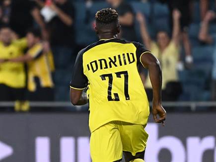 עם משחק גדול של הרכש פטריק טוומאסי (ברני ארדוב)