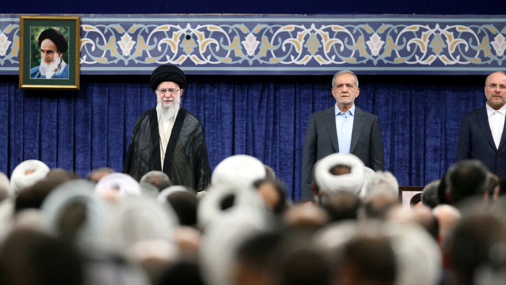 המנהיג העליון של איראן והנשיא מסעוד פזשכיאן
