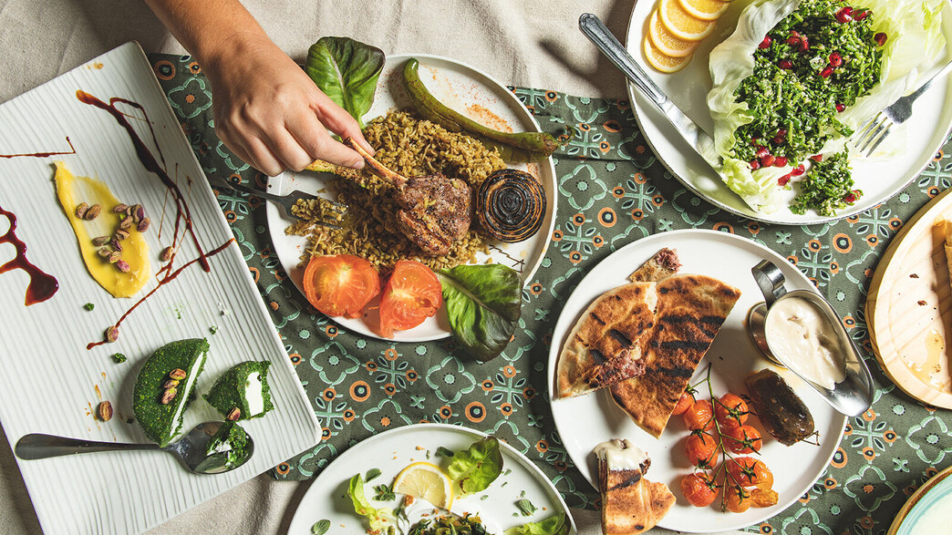 ארמון סהרה - פתיחת שולחן (צילום: שני בריל, יחסי ציבור)