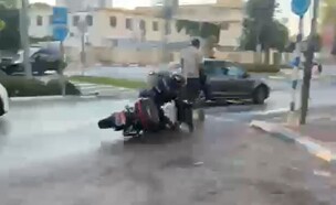 שוטר מחליק על הכביש במהלך מרדף