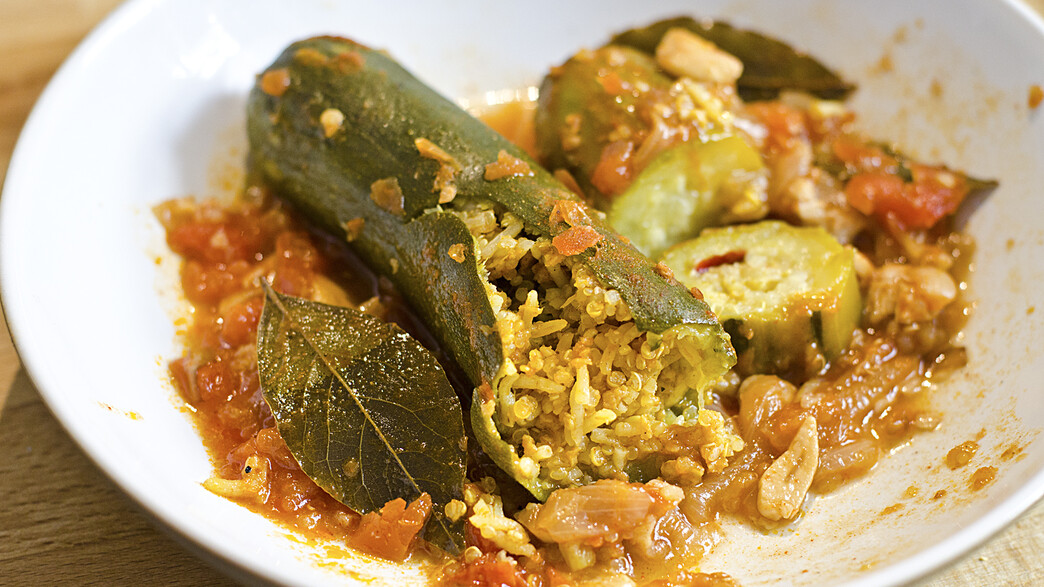 זוקיני/קישוא ממולא טבעוני זוקיני/קישוא ממולא טבעוני