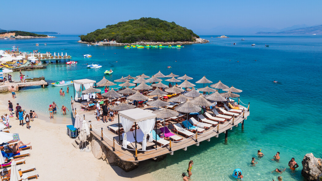 תיירים חוף ים אלבניה