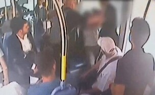 תיעוד: תוקף קשיש ברכבת הקלה בירושלים (צילום: תיעוד ממצלמת אבטחה רכבת קלה "כפיר" ירושלים)