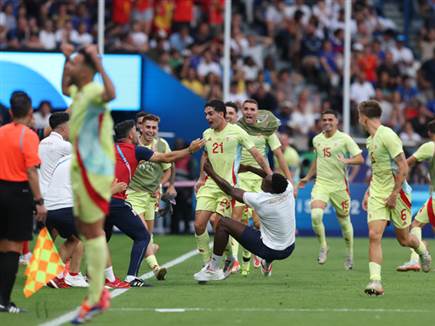 קאמייו המחליף החזיר את היתרון לספרד עם הקפצה מעל רסט (Getty)