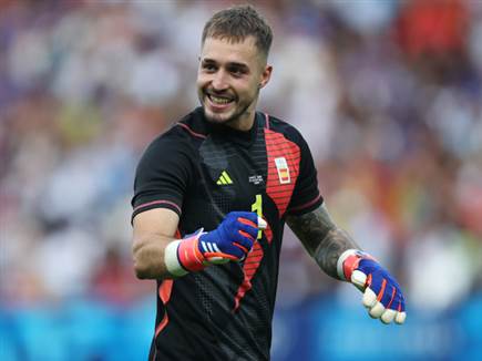 כשאת השער השני של קאמייו, טנאס בישל עם היד (Getty)