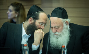 שר השיכון ומנכ"ל משרדו (צילום: יונתן זינדל, פלאש 90)