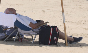 ג'ו ביידן נופש בחוף הים (צילום: SAMUEL CORUM/AFP via Getty Images)