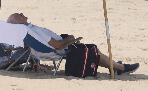 ג'ו ביידן נופש בחוף הים (צילום: SAMUEL CORUM/AFP via Getty Images)