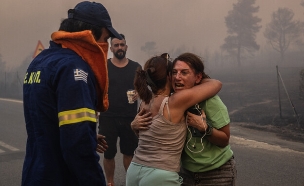 תושבים שריפות אתונה יוון (צילום: ANGELOS TZORTZINIS, getty images)