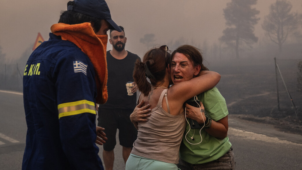 תושבים שריפות אתונה יוון (צילום: ANGELOS TZORTZINIS, getty images)