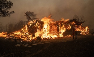 בית נשרף אתונה יוון (צילום: ANGELOS TZORTZINIS, getty images)