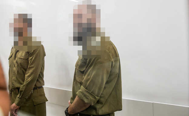 החשודים בהתעללות במחבל (צילום: מירים אליסטר, פלאש 90)