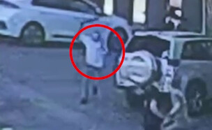 אדם מסתובב עם מצ'טה בהרצליה