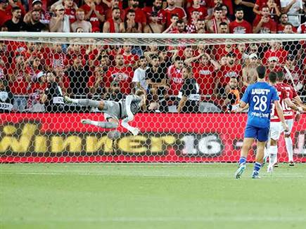 הינדי דייק בפנדל עם הרבה מזל (צילום: אלן שיבר)