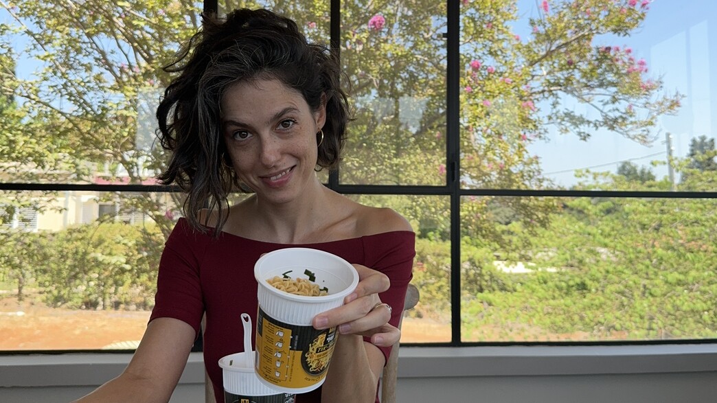 ריטה טועמת מנה חמה טיק-טק ריטה טועמת מנה חמה טיק-טק