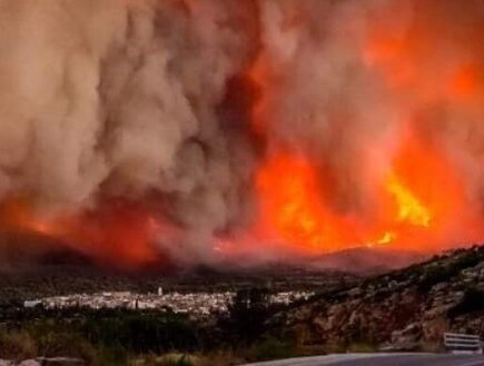 השריפות ממשיכות להשתולל: סירות דייגים מחלצות תיירים מהאי היווני שעולה בלהבות