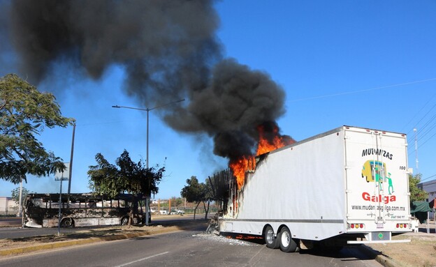 מהומות בעיר קוליאקן במקסיקו (צילום: Reuters)