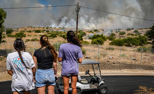 נערות צופות בשריפה שפרצה בעקבות ירי טילים ליד קיבוץ שמיר (צילום: אייל מרגולין, פלאש 90)