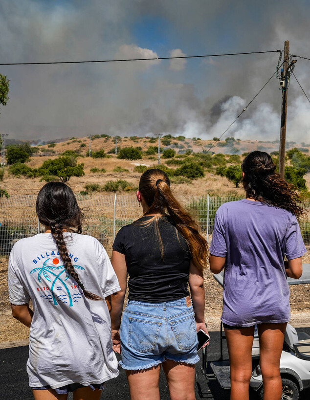 נערות צופות בשריפה שפרצה בעקבות ירי טילים ליד קיבוץ שמיר (צילום: אייל מרגולין, פלאש 90)