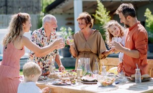 ארוחה משפחתית (צילום: shutterstock_Halfpoint)