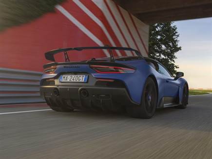 כנף אחורית עצומה לשיפור כוח ההצמדה