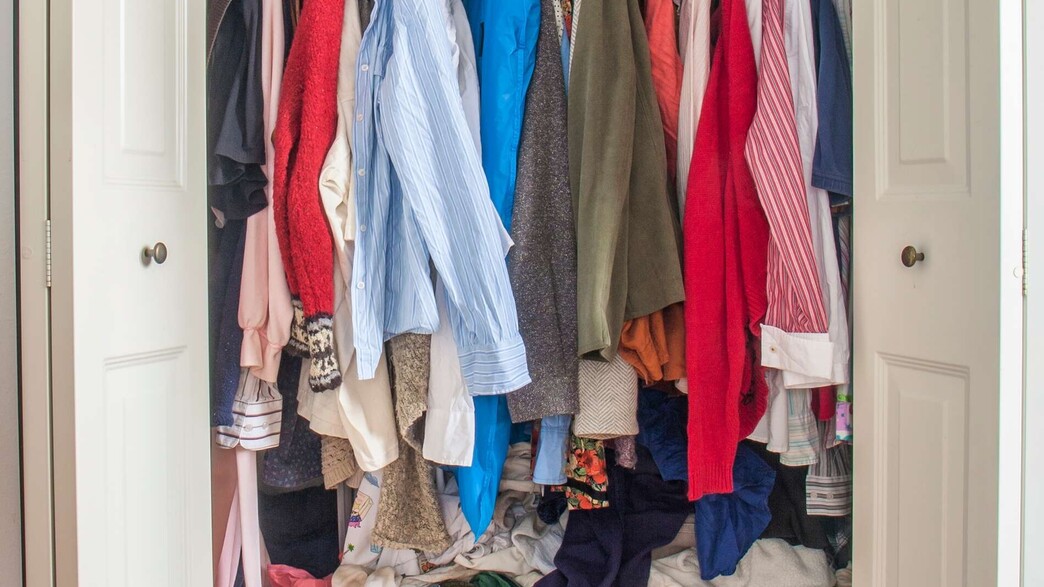 ארון בגדים מבולגן