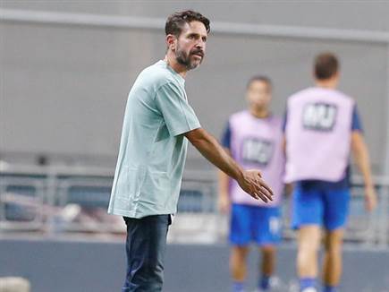 דן רומן ומכבי פ“ת עדיין ללא ניצחון (צילום: אלן שיבר)