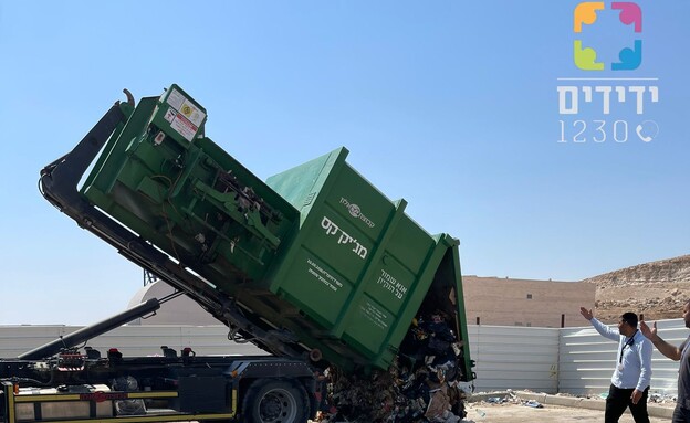 מתנדבים מחפשים אחר מכשיר שמיעה שאבד (צילום: באדיבות עמותת ידידים)