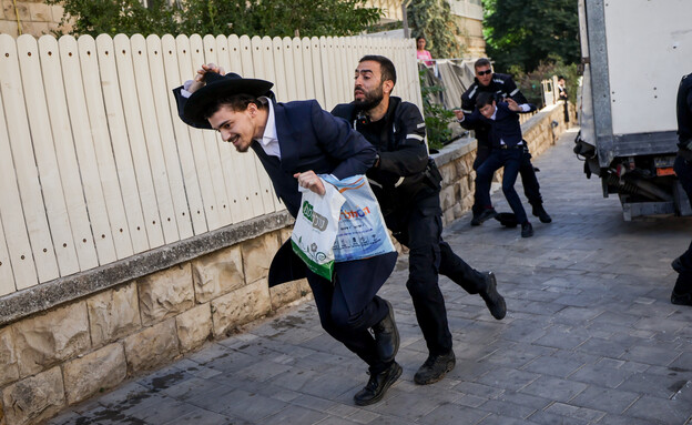 שוטר מפנה מפגין חרדי (צילום: יונתן זינדל, פלאש 90)