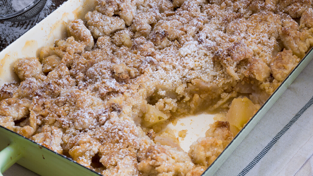 קראמבל תפוחים ואגסים חם פרווה