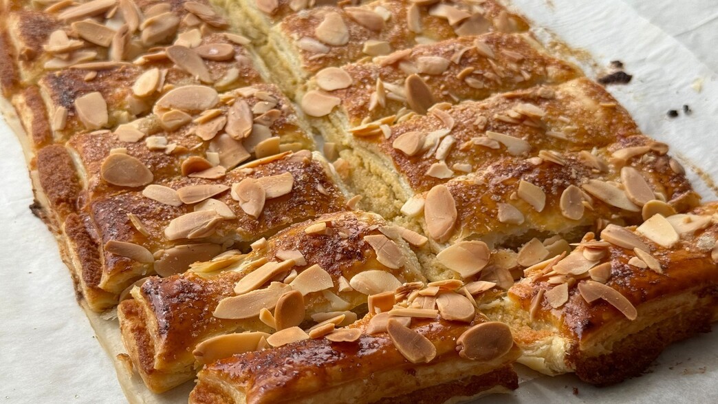 מקלות בצק עלים וקרם שקדים 