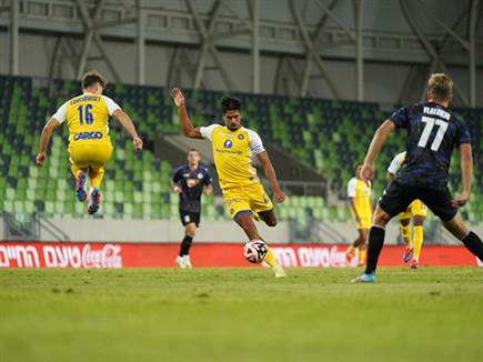 גם פרץ הצטרף לחגיגה (האתר הרשמי של מכבי ת“א)