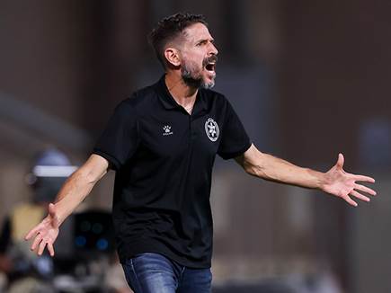 אבל דן רומן פחות, כי הקבוצה שלו נראית רע (צילום: מאור אלקסלסי)