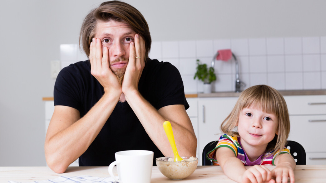 אבא תשוש בארוחת בוקר עם בתו (אילוסטרציה: juninatt, shutterstock)