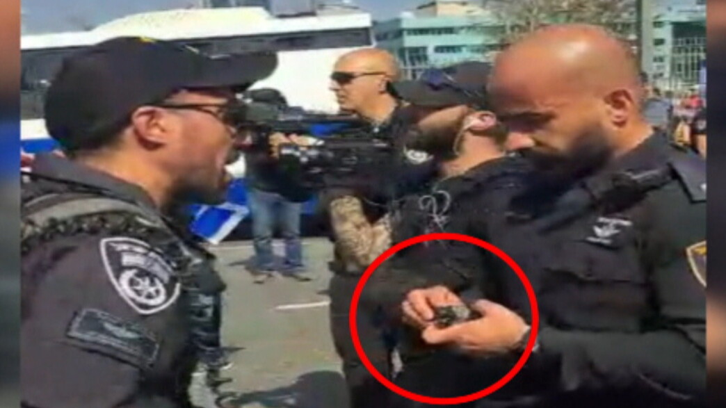 מאיר סויסה זורק רימון לעבר מפגינים