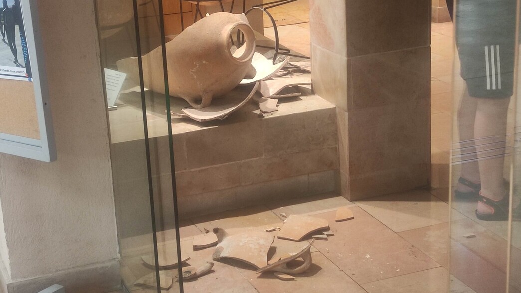 ילד שבר כד עתיק במוזיאון הכט באוניברסיטת חיפה