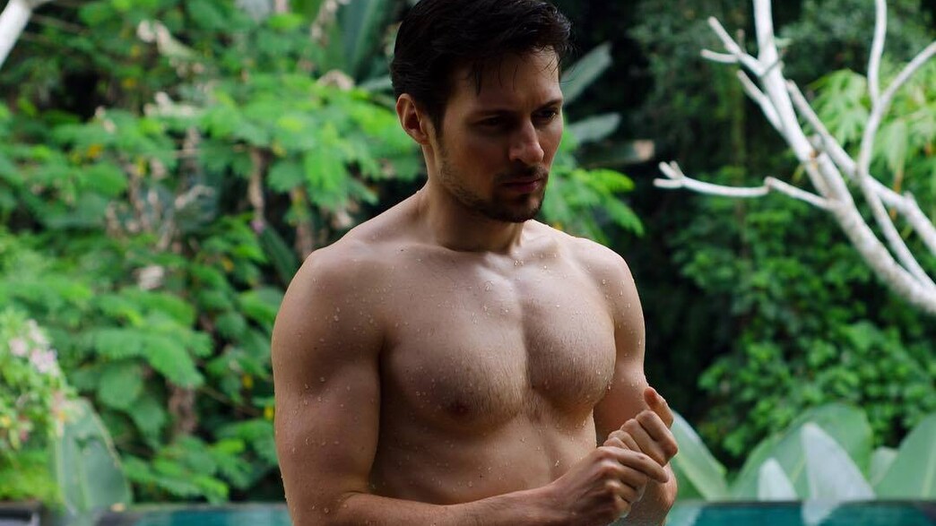 פאבל דורוב בלי חולצה ב"אתגר הורדת החולצה של פוטין"