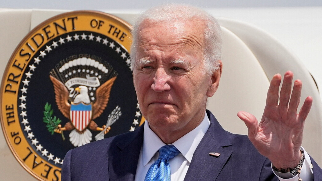 נשיא ארה"ב ג'ו ביידן ביציאה מהמטוס