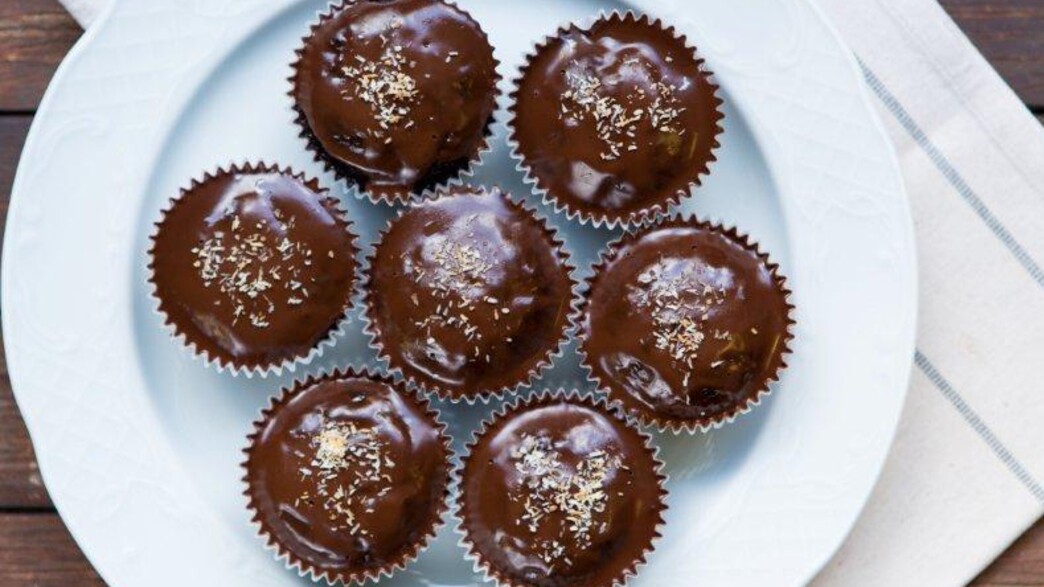 מאפינס שוקולד בציפוי מבריק וקוקוס קלוי