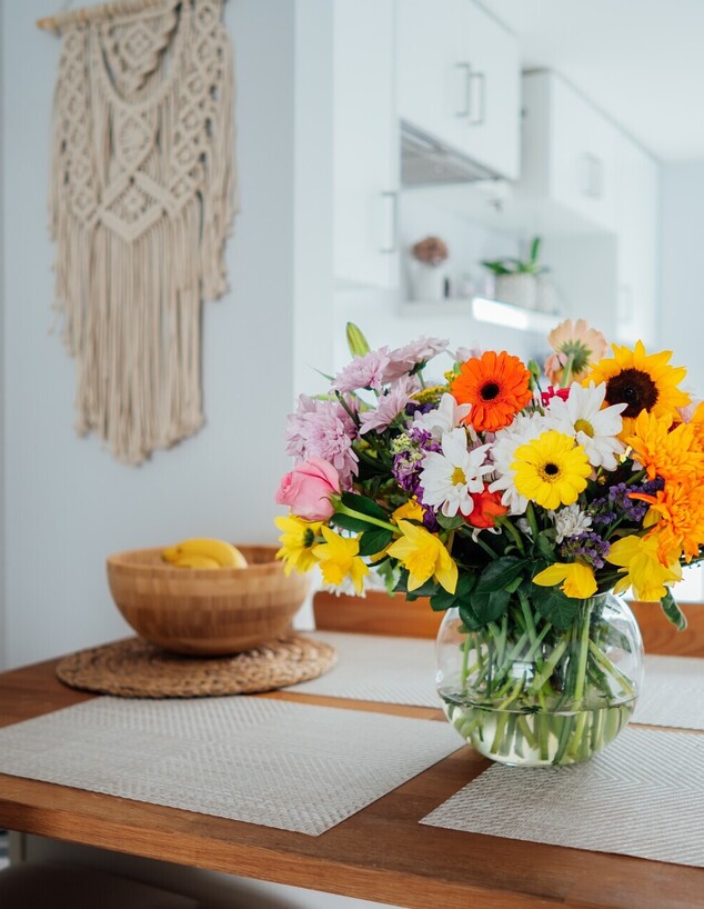 סידור פרחים על שולחן אוכל