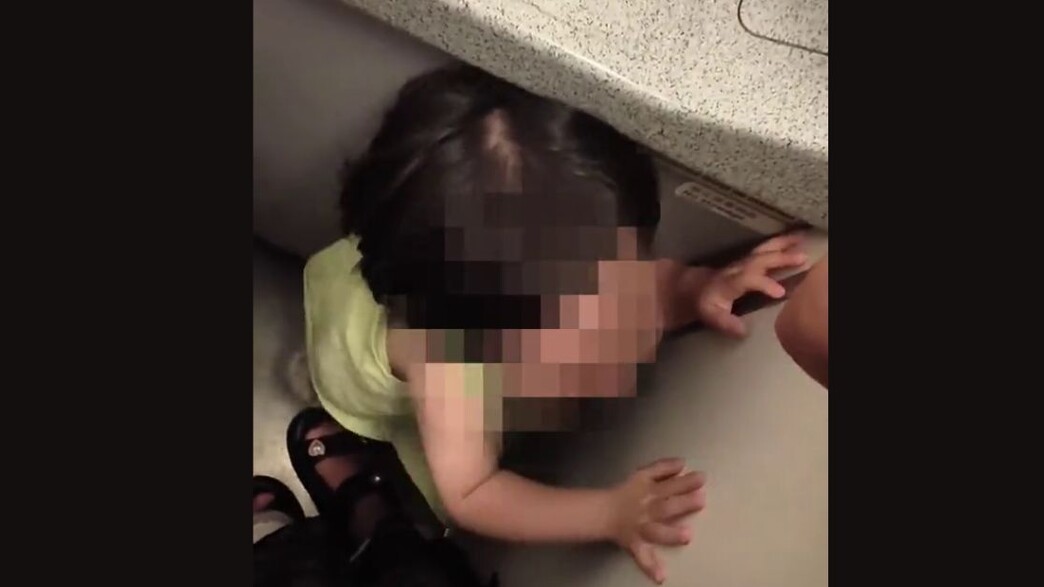 פעוטה בכתה בטיסה – נוסעות כלאו אותה בשירותים