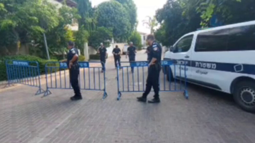 עצורים ליד בית השר יואב קיש בהוד השרון עצורים ליד בית השר יואב קיש בהוד השרון