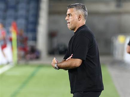 קבוצתו מקשה, אך עדיין ללא ניצחון. חיים סילבס (דני מרון)