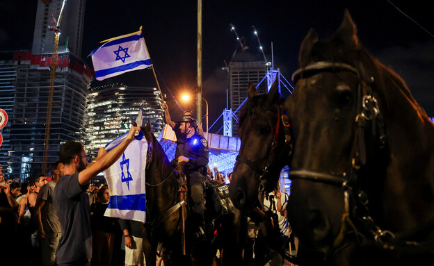 מפגינים הקוראים לעסקת חטופים בשער בגין (צילום: reuters)