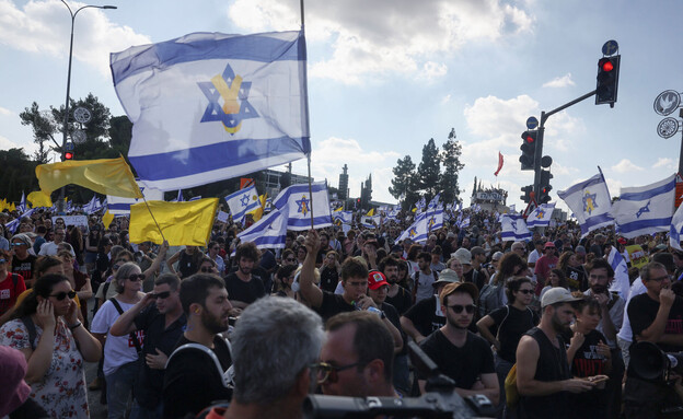 הפגנות הקוראות לעסקת חטופים בירושלים (צילום: reuters)