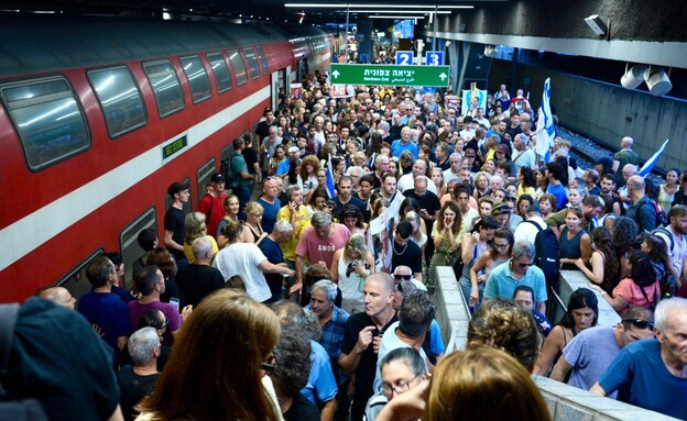 אלפים ברכבת השלום (צילום:  נוקי שריר)