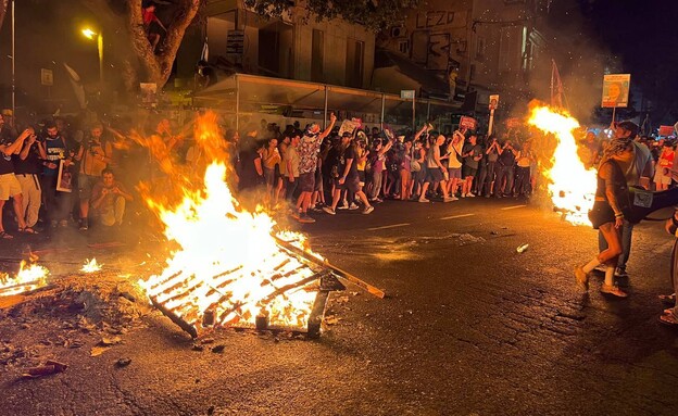 מדורות בכניסה למצודת זאב (צילום: רויטרס)